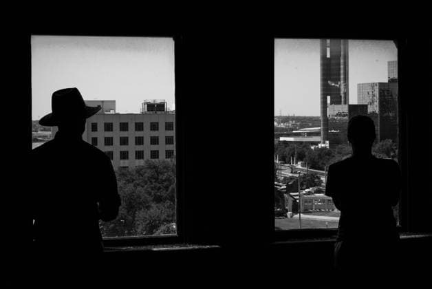 IMAGO History, Ermordung von US-Präsident John F. Kennedy in Dallas, 1963 John F. Kennedy Assassination 60th Anniversary Guests at the Sixth Floor Museum in Dallas Texas can vist the 7th Floor windows directly above the window where Lee Harvey Oswald assassination John F. Kennedy, the 35th President of the United States on 22 November 1963 Dallas, Texas United States  Copyright: xGeorgexWilsonx originalFilename: wilson-notitle220624_npRSv.jpg