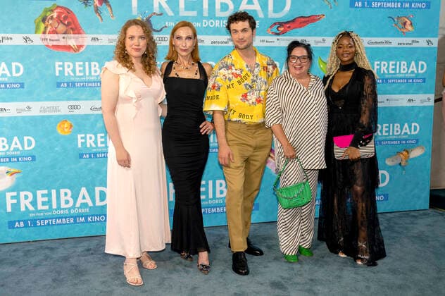 Bilder des Jahres 2022, Entertainment 06 Juni Entertainment Themen der Woche KW25 Entertainment Bilder des Tages Julia Jendroßek, Andrea Sawatzki, Samuel Schneider, Maria Happel und Melodie Wakivuamina bei der Premiere des Kinofilms Freibad auf dem 39. Filmfest München 2022 in der Astor Filmlounge. München, 25.06.2022 *** Julia Jendroßek, Andrea Sawatzki, Samuel Schneider, Maria Happel and Melodie Wakivuamina at the premiere of the feature film Freibad at the 39 Filmfest München 2022 at the Astor Filmlounge München, 25 06 2022 Foto:xN.xKolinzx xFuturexImage