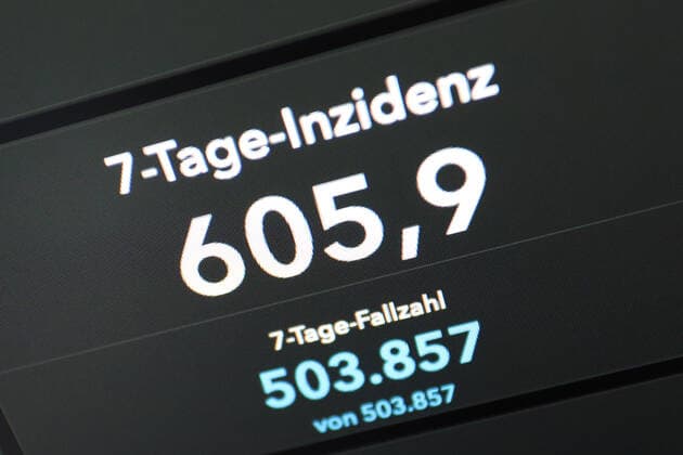 RKI dashboard, 7 day incidence is now 605.9 7 day incidence, RKI dashboard on a monitor on 26 06 2022 in Siegen Germany.