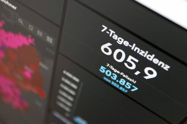 RKI dashboard, 7 day incidence is now 605.9 7 day incidence, RKI dashboard on a monitor on 26 06 2022 in Siegen Germany.