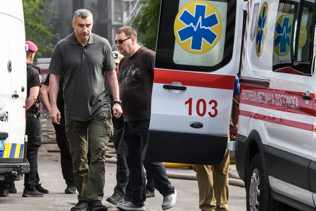 News Themen der Woche KW25 Kyiv Mayor Vitali Klitschko Visits The Area Close To An Apartment Building Destroyed In A Russian Airstrikes Kyiv Mayor Vitali Klitschko visits the area close to an apartment building destroyed in a Russian airstrikes in the Shevchenkivskiy district of Kyiv, Ukraine. June 26, 2022 Kyiv Ukraine  Copyright: xMaxymxMarusenkox originalFilename: musienko-notitle220626_np13I.jpg