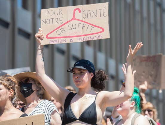 June 26, 2022, Montreal, PQ, Canada: People take part in a protest to denounce the United States Supreme Court s decision to overturn the law that provided the constitutional right to abortion for almost 50 years, in Montreal, Sunday, June 26, 2022. Montreal Canada  - ZUMAc35_ 20220626_zaf_c35_035 Copyright: xGrahamxHughesx