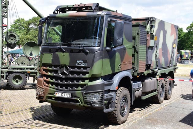 Tag der Bundeswehr 2022 - Eindrücke Mercedes Benz Arocs der Bundeswehr Der Tag der Bundeswehr fand 2022 im nordrhein-westfälischem Warendorf statt. Hier präsentierte sich die Bundeswehr mit ihren Teilstreitkräften und Dienststellen der Öffentlichkeit. Der Tag der Bundeswehr findet seit 2015 in bis zu 16 Standorten verteilt über die Bundesrepublik statt. Warendorf Nordrhein-Westfalen Germany *** Day of the Bundeswehr 2022 Impressions Mercedes Benz Arocs of the Bundeswehr The Day of the Bundeswehr took place in 2022 in Warendorf, North Rhine-Westphalia Here, the Bundeswehr presented itself to the public with its branches and services The Day of the Bundeswehr has been held since 2015 in up to 16 locations spread across the Federal Republi