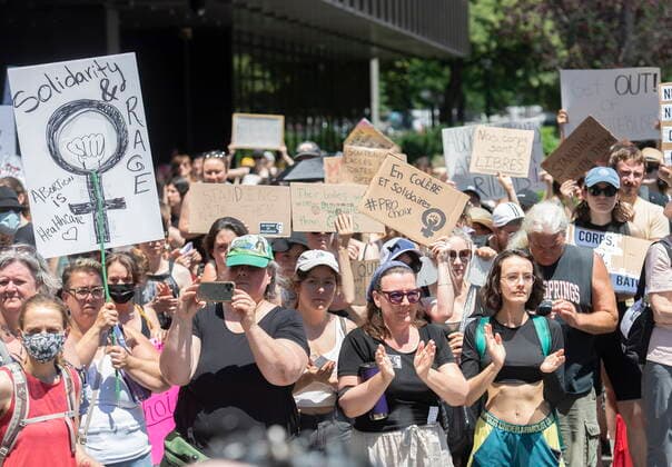 June 26, 2022, Montreal, PQ, Canada: People take part in a protest to denounce the United States Supreme Court s decision to overturn the law that provided the constitutional right to abortion for almost 50 years, in Montreal, Sunday, June 26, 2022. Montreal Canada  - ZUMAc35_ 20220626_zaf_c35_033 Copyright: xGrahamxHughesx