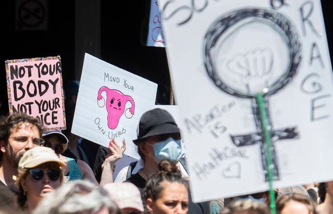 June 26, 2022, Montreal, PQ, Canada: People take part in a protest to denounce the United States Supreme Court s decision to overturn the law that provided the constitutional right to abortion for almost 50 years, in Montreal, Sunday, June 26, 2022. Montreal Canada  - ZUMAc35_ 20220626_zaf_c35_044 Copyright: xGrahamxHughesx