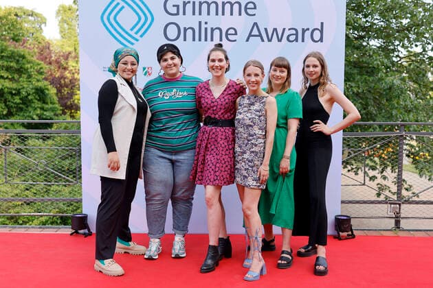 Bilder des Jahres 2022, Entertainment 06 Juni Entertainment Themen der Woche KW25 Die Gewinner eines Preises in der Kategorie Wissen und Bildung, das Team von Safespace.offiziell bestehend aus Säli El Mohands, Saphira Siegmund, Ariane Böhm, Elena Münker, Malina Florentine Sternberg und Lea Wessels zur Verleihung des Grimme Online Awards 2022 in der Kölner Flora. Der Grimme Online Award (GOA) gilt als wichtigste Auszeichnung für Publizistik im Internet, die die seit 2001 vom Grimme-Institut, das auch den renommierten Fernsehpreis Grimme-Preis verleiht, vergeben wird. Köln, 23.06.2022 NRW Deutschland *** The winners of an award in the category Knowledge and Education, the team of Safespace officially consisting of Säli El Mohands, Saphira Siegmund, Ariane Böhm, Elena Münker, Malina Florentine Sternberg and Lea Wesse Copyright: xChristophxHardtx