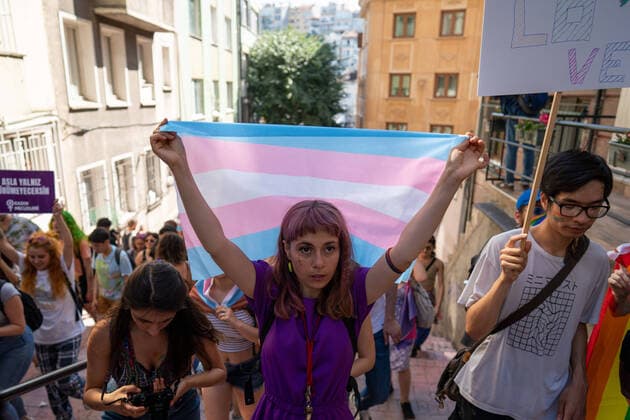 Pride March In Istanbul People march during the LGBTQ Pride March in Istanbul, Turkey, Sunday, June 26, 2022. Dozens of people were detained in Istanbul. Istanbul Turkey  Copyright: xErhanxDemirtasx originalFilename: demirtas-notitle220626_npuID.jpg