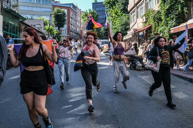 News Themen der Woche KW25 News Bilder des Tages Gay Pride Parade In Istanbul, On June 26, 2022. Participants shout slogans of LGBTQ community s march during the Gay Pride parade in Istanbul, on June 26, 2022. The governor s office had banned the march around Taksim Square in the heart of Istanbul but protesters gathered nearby under heavy police presence earlier than scheduled. Istanbul Turkey  Copyright: xEmrahxOprukcux originalFilename: oprukcu-notitle220626_np6Kg.jpg