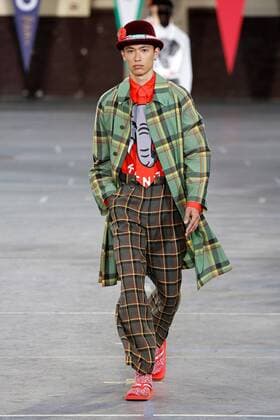 Bilder des Jahres 2022, Entertainment 06 Juni Entertainment Themen der Woche KW25 Entertainment Bilder des Tages (220626) -- PARIS, June 26, 2022 -- A model presents a creation from the Spring Summer 2023 collection of KENZO during the men s fashion week in Paris, France, on June 26, 2022. (Photo by Xinhua) FRANCE-PARIS-MEN S FASHION WEEK-KENZO PieroxBiasion 