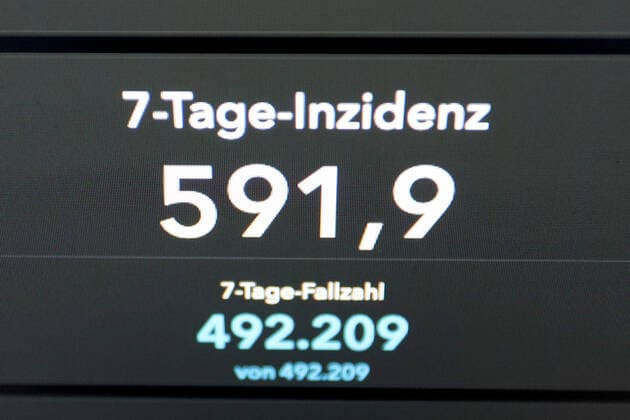 RKI dashboard, 7 day incidence is now 591.9 7 day incidence, RKI dashboard on a monitor on 27 06 2022 in Siegen Germany.