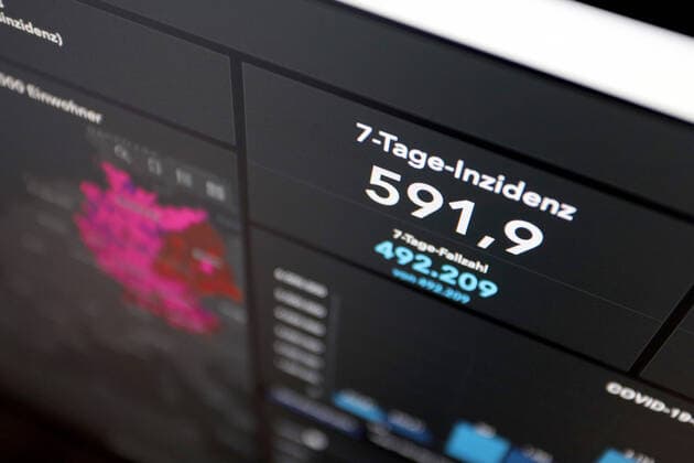 RKI dashboard, 7 day incidence is now 591.9 7 day incidence, RKI dashboard on a monitor on 27 06 2022 in Siegen Germany.