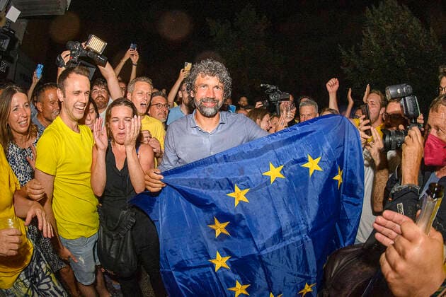 Bilder des Jahres 2022, News 06 Juni News Themen der Woche KW25 News Bilder des Tages Foto IPP Maurilio Boldrini Verona 26.6.2022 Politica elezioni comunali per elezione nuovo sindaco di Verona nella foto il nuovo Sindaco Damiano Tommasi festeggia la vittoria con una bandiera dell Unione Europea Italy Photo Press - World Copyright Spoglio elettorale Damiano Tomma *** Photo IPP Maurilio Boldrini Verona 26 6 2022 Politics municipal election for new mayor of Verona in the photo the new Mayor Damiano Tommasi celebrates victory with a flag of the European Union Italy Photo Press World Copyright Election Counting Damiano Tomma  0