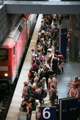 überfüllter bahnsteig berliner hauptbahnhof überfüllter bahnsteig berliner hauptbahnhof *** overcrowded platform berlin main station overcrowded platform berlin main station