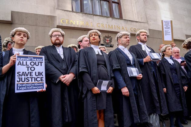 Bilder des Jahres 2022, News 06 Juni News Themen der Woche KW26 News Bilder des Tages . 27 06 2022. London, United Kingdom. Barristers Old Bailey . Barristers picket outside the Old Bailey over a dispute overpay and legal aid funding.  xMartynxWheatleyx xi-Imagesx IIM-23556-0006