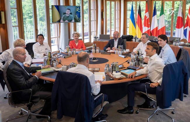 News Bilder des Tages June 27, 2022, Schloss Elmau, Germany: Prime Minister Justin Trudeau gathers with G7 leaders Joe Biden, President of the United States, Boris Johnson, Prime Minister of the United Kingdom, Fumio Kishida, Prime Minister of Japan, Ursula von der Leyen, President European Commission, Charles Michel President EuropeanÃäCouncil, Mario Draghi, Prime Minister of Italy, Emmanuel Macron, President of France, and Olaf Scholz, Chancellor of Germany.. for a presentation by Ukraine President Volodymyr Zelensky at the G7 Summit in Schloss Elmau on Monday, June 27, 2022. Schloss Elmau Germany  - ZUMAc35_ 20220627_zaf_c35_004 Copyright: xPaulxChiassonx