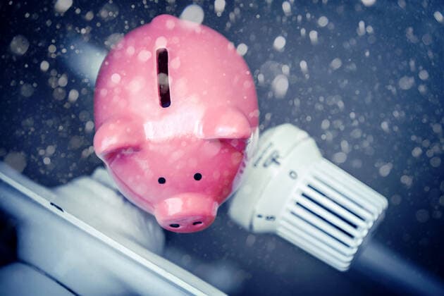 FOTOMONTAGE, Sparschwein auf Heizung bei Schneefall, Symbolfoto Energiesparen und steigende Heizkosten *** PHOTOMONTAGE, piggy bank on heater during snowfall, symbol photo energy saving and increasing heating costs. ** NUR FUER REDAKTIONELLE ZWECKE ** EDITORIAL USE ONLY **