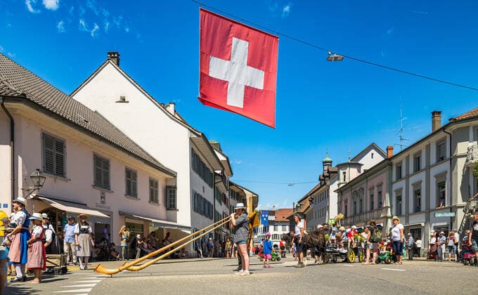 Eine Alphornbläserinnen geben am Festumzug anlässlich des Jodlerfest ein Ständchen. (Bad Zurzach, Schweiz, 12.06.2022)