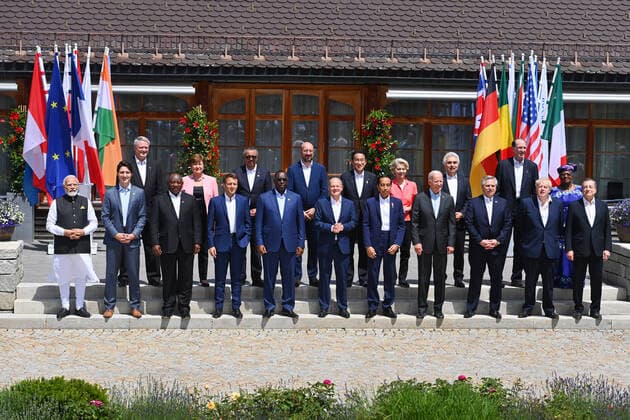 News Themen der Woche KW26 News Bilder des Tages Familienfoto der Staatschefs mit den Outraech Gaesten. Ankuenfte der Outreach-Gaeste am Schloss Elmau; Begruessung durch den Bundeskanzler am 27.06.2022. 48. G7-Gipfel 2022 auf Schloss Elmau vom 26-28.06.2022. *** Family photo of the heads of state with the outreach guests Arrival of the outreach guests at Elmau Castle Welcome by the German Chancellor on 27 06 2022 48 G7 Summit 2022 at Elmau Castle from 26 28 06 2022