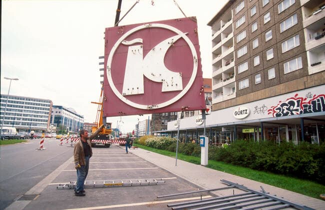 Konsum 28.07.1995, Chemnitz, Rathausstraße die letzte KONSUM Reklame aus der DDR Zeit wird vom Dach des Wohnhauses (Platte) entfernt Chemnitz Sachsen BRD *** Konsum 28 07 1995, Chemnitz, Rathausstraße the last KONSUM advertisement from the GDR time is removed from the roof of the residential building Platte Chemnitz Saxony FRG