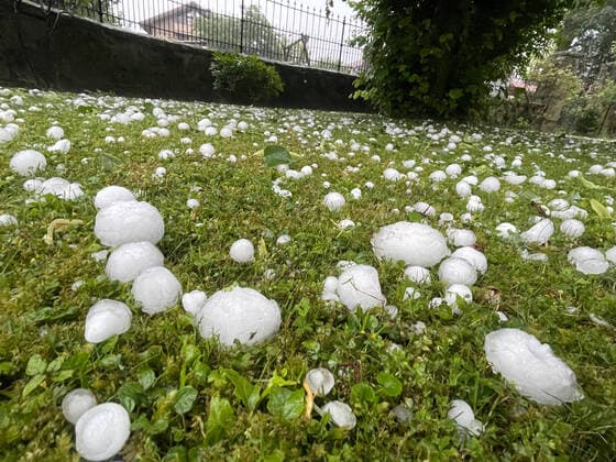 News Themen der Woche KW26 News Bilder des Tages ID 607 SExtreme Unwetter zogen am Montagabend über Bayern hinweg. Betroffen vor allem das Alpenrand. In einem breiten Streifen fielen 7 cm bis 8 cm großer Hagel. Einen regelrechten Hagelsturm (live on tape) bekamen die Menschen bei Flintsbach am Inn zu spüren. Riesige Hagelkörner prasselten auf die Straße. Zerstörten Autos und Dachfenster. Riesige Hagelkugel lagen in den Gärten. Die Anwohner geschockt. Nicht anders sah es in Bayrischzell aus. Unzählige Autos schrottreif. Dächer zerschlagen. Die Feuerwehren müssen hier Dächer abdichten. Noch während der Arbeiten setzte erneuter Regen ein. (on tape). Es ist eines der schwersten Hagelunwetter der letzten Jahre in Bayern. Flintsbach am Inn BAyern Deutschland *** ID 607 SExtreme thunderstorms