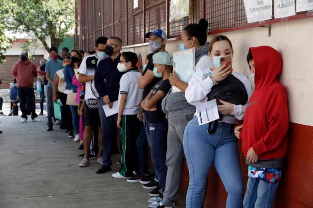 June 27, 2022, Mexico City, Mexico City, Mexico: June 27, 2022, Mexico City, Mexico: Children accompanied by their parents queue to receive the Pfizer dose against Covid-19 disease during the mass vaccination campaign for children of 10 and 11-year-olds inside at the Dr. Juan Duque de Estrada Health Center. On Jun 27, 2022 In Mexico City, Mexico. Mexico City Mexico - ZUMAe321 20220627_zia_e321_023 Copyright: xLuisxBarronx xEyepixxGroupx
