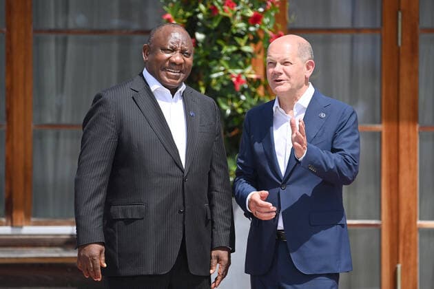 Bundeskanzler Olaf SCHOLZ begruesst Cyril Ramaphosa (Staatspraesident Republik Suedafrika). Ankuenfte der Outreach-Gaeste am Schloss Elmau; Begruessung durch den Bundeskanzler am 27.06.2022. 48. G7-Gipfel 2022 auf Schloss Elmau vom 26-28.06.2022. *** Federal Chancellor Olaf SCHOLZ welcomes Cyril Ramaphosa President of the Republic of South Africa Arrival of Outreach Guests at Elmau Castle Welcome by the Federal Chancellor on 27 06 2022 48 G7 Summit 2022 at Elmau Castle from 26 28 06 2022