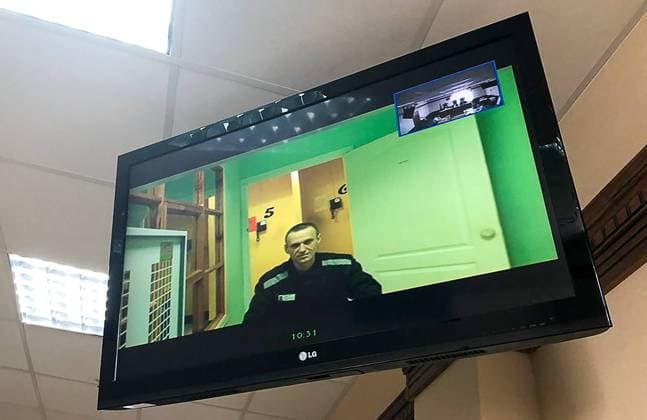 News Themen der Woche KW26 News Bilder des Tages VLADIMIR, RUSSIA - JUNE 28, 2022: A screen shows opposition activist Alexei Navalny via video link from Melekhovo s Penal Colony No 6 as at the Vladimir District Court hears his appeal after the Petushki District Court found the actions of Pokrov s Penal Colony No 2 administration legitimate; the colony administration prevented Navalny s legal team from bringing in the equipment needed by Navalny to attend offsite hearings of Moscow s Lefortovo District Court. Convicted of fraud and contempt of court, Navalny is serving his nine-year sentence at Penal Colony No 6 in the village of Melekhovo in Vladimir Region. Anna Ustinova TASS  TS13818A
