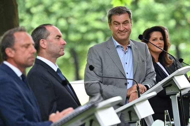 News Themen der Woche KW26 News Bilder des Tages Markus SOEDER (Ministerpraesident Bayern und CSU Vorsitzender) blickt wohlwollend auf Hubert AIWANGER (Freie Waehler,Wirtschaftsminister Bayern) und Thorsten GLAUBER (Umweltmininister),re:Michaela Kaniber. Pressekonferenz der Bayerischen Staatsregierung am 28.06.2022 im Hofgarten der Bayerischen Staatskanzlei in Muenchen. *** Markus SOEDER Prime Minister Bavaria and CSU chairman looks favorably on Hubert AIWANGER free voters, Minister of Economic Affairs Bavaria and Thorsten GLAUBER Minister of the Environment, re Michaela Kaniber press conference of the Bavarian State Government on 28 06 2022 in the courtyard garden of the Bavarian State Chancellery in Munich