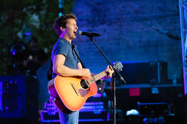 James Blunt James Blunt live concert at Anfiteatro del Vittoriale in Gardone Riviera Brescia Italy June, 27 2022 Gardone Riviera provincia di Brescia Italy  Copyright: xAndreaxRipamontix originalFilename: ripamonti-jamesblu220627_npKno.jpg