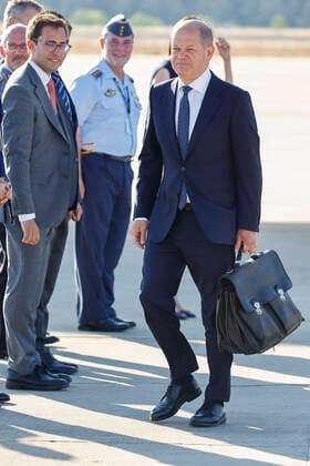 News Bilder des Tages German Chancellor Olaf Scholz arrives at the airbase of Torrejon de Ardoz, in Madrid, Spain, 28 June 2022. Heads of State and Government from NATO s member countries and key partners are gathering in Madrid to discuss important issues facing the Alliance and endorse NATO s new Strategic Concept, the Organization said. 2022 NATO Summit - Leaders arrivals !ACHTUNG: NUR REDAKTIONELLE NUTZUNG!  Copyright: xSergioxPerezx GRAF9593 20220628-d50331053d7413006a4110131d92f94be1119aba