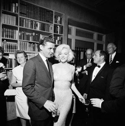 IMAGO ICONS: Marilyn Monroe Trip to New York City: Reception, Arthur Krim Residence. Steve Smith (brother-in-law of President John F. Kennedy) visits with actor and singer, Marilyn Monroe, during an evening reception at the residence of Arthur B. Krim and Dr. Mathilde Krim in New York City, New York. Copyright: xpiemagsx