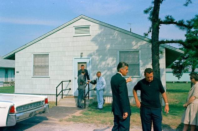 Trip to Hyannis Port: President Kennedy with Robert F. Kennedy (RFK) Edward M. Kennedy (EMK) at Otis Air Force Base Hospital. Secret Service agents, Gerald Jerry Behn and Clint Hill (at right) stand on the grounds of Otis Air Force Base following the death of President John F. Kennedy and First Lady Jacqueline Kennedy s newborn son, Patrick Bouvier Kennedy. All others are unidentified. Cape Cod, Massachusetts. Copyright: xpiemagsx