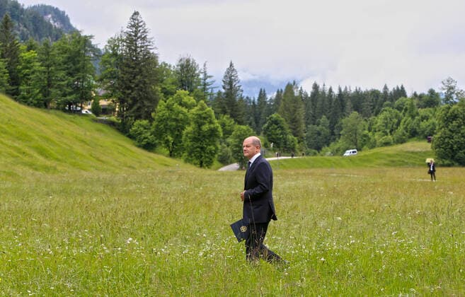 News Bilder des Tages Bundeskanzler Olaf Scholz kommt zu Fuss durchs Gras zur G7-Pressekonferenz in Elmau. Hinter ihm läuft Regierungssprecher Steffen Hebestreit. Pressekonferenz des Bundeskanzlers der Bundesrepublik Deutschland, Olaf Scholz, beim G7-Gipfel in Elmau am 28. Juni 2022. Elmau Bayern Deutschland *** Chancellor Olaf Scholz walks through the grass to the G7 press conference in Elmau Behind him walks government spokesman Steffen Hebestreit Press conference of the Chancellor of the Federal Republic of Germany, Olaf Scholz, at the G7 summit in Elmau on June 28, 2022 Elmau Bavaria Germany