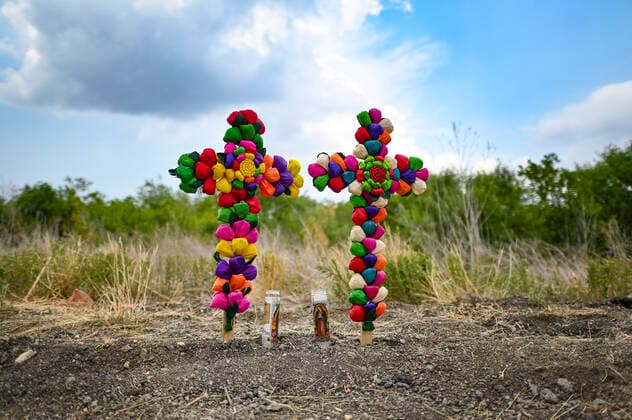 June 28, 2022, San Antonio, Texas, USA: Crosses left by South San Antonio residents Debra Ponce and Angelita Olvera stand at the site on Tuesday, the day after as many as 50 migrants died as a result of heat in a trailer at Quintana Road and Cassin in San Antonio. San Antonio USA  - ZUMAa27_ 20220628_znn_a27_007 Copyright: xSanxAntonioxExpress-Newsx