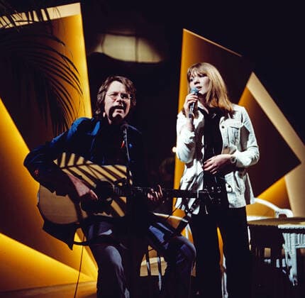 GUNTER GABRIEL Gunter Gabriel, deutscher Schlager- und Countrymusik Sänger, Texter, Produzent, hier bei einem ZDF-Auftritt mit Schlagersängerin Juliane Werding, für die er den Hit schrieb: Wenn du denkst, du denkst, dann denkst du nur du denkst Deutschland, 1978. Gunter Gabriel, German Pop and Country music singer, songwriter, producer and lyricist, here at a TV performance with Pop singer Juliane Werding, for Juliane he wrote a song, Germany, 1978., Deutschland Copyright: kpa UnitedArchives55042262 EDITORIAL USE ONLY