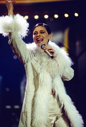 LISA STANSFIELD Lisa Stansfield, britische Pop und Soul Sängerin, hier bei einem TV Auftritt in Baden-Baden: Stars 97, Deutschland, 1997. Lisa Stansfield, British Pop and Soul singer, called as the British Queen of White Soul, TV performance: Stars 97, Germany, 1997., Baden-Baden Deutschland Copyright: kpa UnitedArchives55042332 EDITORIAL USE ONLY