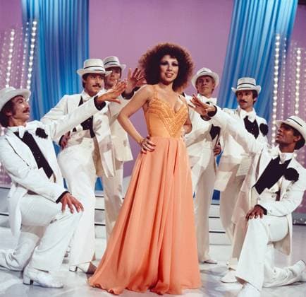 JULIA MIGENES Julia Migenes, amerikanische Opernsängerin und Schauspielerin, hier bei einer Show mit Tänzern, Deutschland, 1979. Julia Migenes, American Opera singer and actress, TV performance with show dancers, Germany, 1979., Deutschland Copyright: kpa UnitedArchives55042422 EDITORIAL USE ONLY
