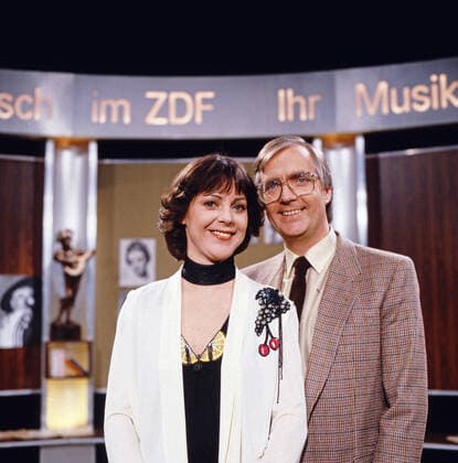 IHR MUSIKWUNSCH Ihr Musikwunsch, ZDF Musikshow am Wochenende, Deutschland, 1981, als Moderatoren: Opernsängerin Trudeliese Schmidt und Musikwissenschaftler Norbert Ely. Ihr Musikwunsch, TV Weekend music show, Germany, 1981, as presenters: German Opera singer Trudeliese Schmidt and Norbert Ely, German musicologist., Deutschland Copyright: kpa UnitedArchives55042468 EDITORIAL USE ONLY