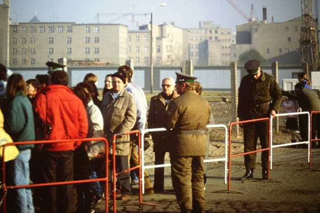 Im November 1989 kommen Westberliner rund um das Brandenburger Tor zusammen, um DDR Bürger wegen ihrer neuen Reisefreiheit zu begruessen. Mauerfall Brandenburger Tor *** In November 1989, West Berliners gather around the Brandenburg Gate to greet GDR citizens for their new freedom to travel Fall of the Wall Brandenburg Gate