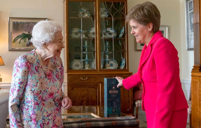 Bilder des Jahres 2022, News 06 Juni News Themen der Woche KW26 . 29 06 2022. Edinburgh, United Kingdom. Queen Elizabeth II receives First Minister of Scotland Nicola Sturgeon during an audience at the Palace of Holyroodhouse in Edinburgh, Scotland.  xPoolx xi-Imagesx IIM-23565-0004