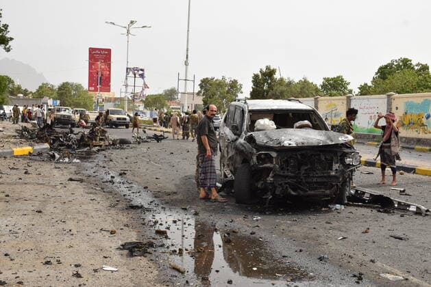 News Bilder des Tages Jemen, Autobombe explodiert in Aden (220629) -- ADEN, June 29, 2022 -- Security forces inspect the car bomb explosion site where a motorcade of a Yemeni high-ranking security official was struck in Yemen s southern port city of Aden, on June 29, 2022. The car bomb blast hit the convoy of General Saleh Al-Sayd, commander of the Security forces in the neighboring southern province of Lahj when his motorcade was passing through a main street near Aden s airport, the local government source said on condition of anonymity. (Photo by Xinhua) YEMEN-ADEN-CAR BOMBING MuradxAbdo 