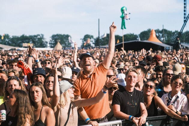 Drew Sycamore live at Roskilde Festival 2022, Roskilde, Denmark Roskilde, Denmark. 29th, June 2022. Festival goers seen in front of the Orange Stage at a live concert with the Danish singer Drew Sycamore during the Danish music festival Roskilde Festival 2022 in Roskilde. Roskilde Denmark  Copyright: xGonzalesxPhoto FlemmingxBoxJensex