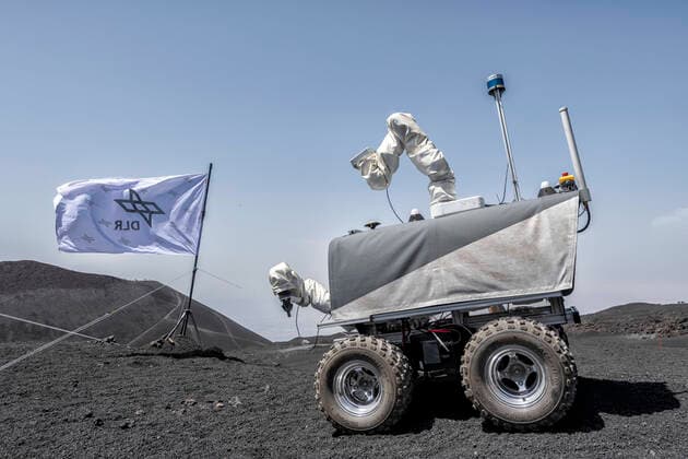 Bilder des Jahres 2022, News 06 Juni News Themen der Woche KW26 News Bilder des Tages Italien, AR­CHES Ro­bo­ter von DLR und ESA erkunden Vulkan Ätna als Quasi-Mond June 29, 2022, Nicolosi, Catania, Italy: The extraordinary similarity, that between the black lava expanses of Etna and the lunar soil, is making it possible, from 12 June to 9 July 2022, to create the Arches Space-Analog Demonstration. A three-step analog mission in a base camp at an altitude of 2600 meters on the highest volcano in Europe. A project by the German Aerospace Center, with the participation of ESA, the European Space Agency, to test the performance of different types of Rovers that scientifically focus on geological research and radio astronomy. Fundamental simulations in view of a future space station, the Lunar Gateway. Nicolosi Italy - ZUMAf148 20220629_zip_f148_007 Copyright: xVitoxFinocchiarox