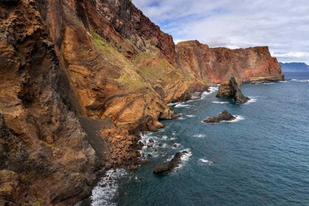 Europa; Portugal; Madeira; Machio; Canical; Osten; Insel; Küste, Meer: Ein Ausblick in eine Bucht während der Wanderung auf der wüstenähnlichen Halbinsel Ponta de Sao Lourenco an der Ostspitze der Insel *** Europe Portugal Madeira Machio Canical East Island Coast, Sea A view into a bay while hiking on the desert-like peninsula of Ponta de Sao Lourenco on the eastern tip of the island