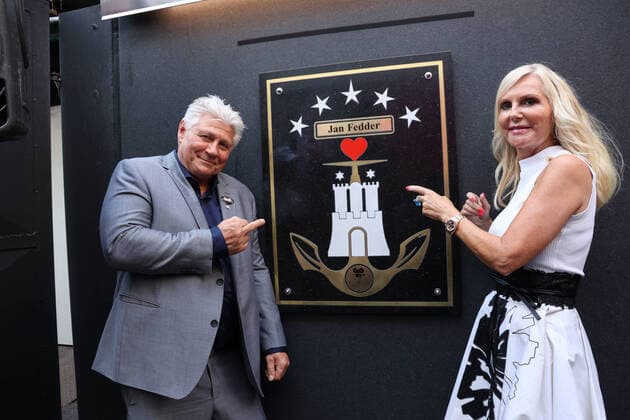 Bilder des Jahres 2022, Entertainment 06 Juni Entertainment Themen der Woche KW26 Entertainment Bilder des Tages Zur Ritze: Platz der Legenden, Jan Fedder, Hamburg, 29.06.2022 Carsten Marek (Zur Ritze, l.) und Marion Fedder Hamburg Germany *** Zur Ritze Place of legends, Jan Fedder, Hamburg, 29 06 2022 Carsten Marek Zur Ritze, l and Marion Fedder Hamburg Germany