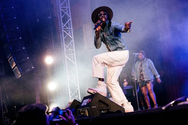 Entertainment Bilder des Tages Black Pumas live at Roskilde Festival 2022, Roskilde Festival 2022 Roskilde, Denmark. 29th, June 2022. The American psychedelic soul band Black Pumas performs a live concert during the Danish music festival Roskilde Festival 2022 in Roskilde. Here singer and songwriter Eric Burton is seen live on stage. Roskilde Denmark  Copyright: xGonzalesxPhoto MalthexIvarssonx