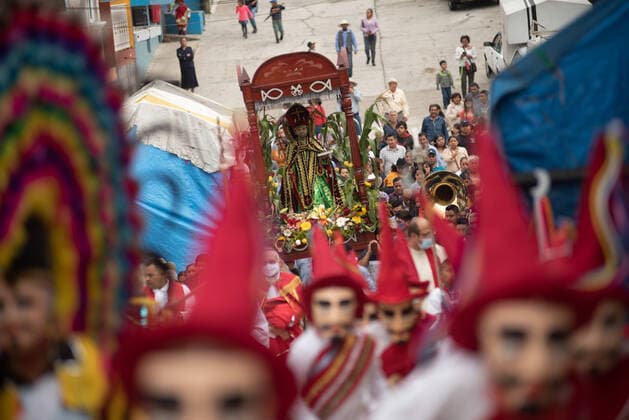 June 29, 2022: Traditional dancers of the Santiagos dance perform their steps during the patron saint festival in honor of Saint Peter - ZUMAqp1_ 20220629_zip_qp1_016 Copyright: xHectorxAdolfoxQuintanarxPerezx