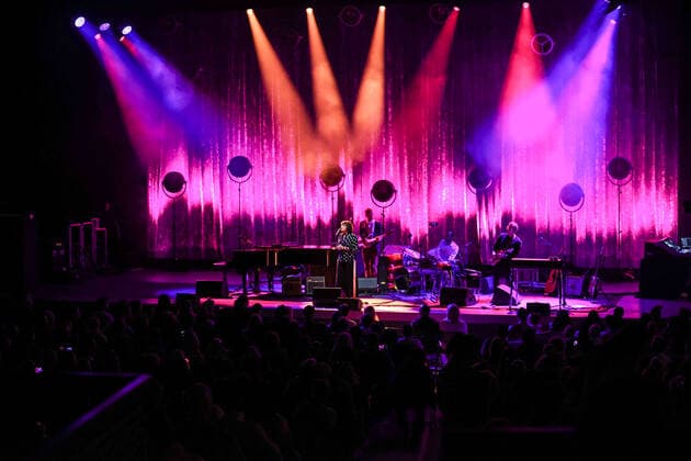 Norah Jones Performs At The Greek Theatre American singer-songwriter Norah Jones performs on stage at The Greek Theatre on June 29, 2022 in Los Angeles, California, United States. The Greek Theatre, Los Angeles, California California United States  Copyright: xImagexPressxAgencyx originalFilename: collin-norahjon220630_np8yY.jpg