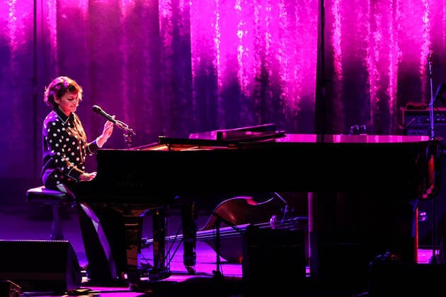 Norah Jones Performs At The Greek Theatre American singer-songwriter Norah Jones performs on stage at The Greek Theatre on June 29, 2022 in Los Angeles, California, United States. The Greek Theatre, Los Angeles, California California United States  Copyright: xImagexPressxAgencyx originalFilename: collin-norahjon220630_npI5j.jpg