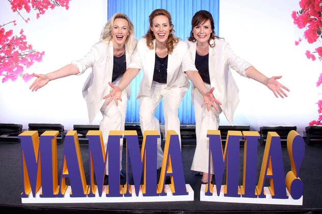 Bilder des Jahres 2022, Entertainment 06 Juni Entertainment Themen der Woche KW26 Entertainment Bilder des Tages Jennifer van Brenk, Anna Thoren und Franziska Lessing bei der Präsentation des neuen Cast für die Wiederaufnahme des Musicals Mamma Mia! nach 20 Jahren im Theater Neue Flora. Hamburg, 29.06.2022 *** Jennifer van Brenk, Anna Thoren and Franziska Lessing at the presentation of the new cast for the revival of the musical Mamma Mia after 20 years at Theater Neue Flora Hamburg, 29 06 2022 Foto:xgbrcix xFuturexImage